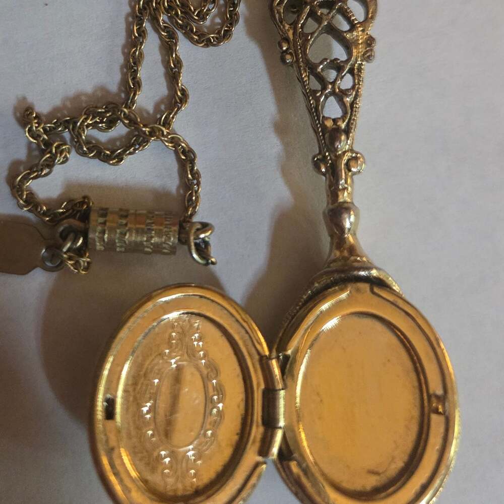 Vintage 1928 Jewelry Company Ornate Gold-Tone Oval Locket Necklace with Chain